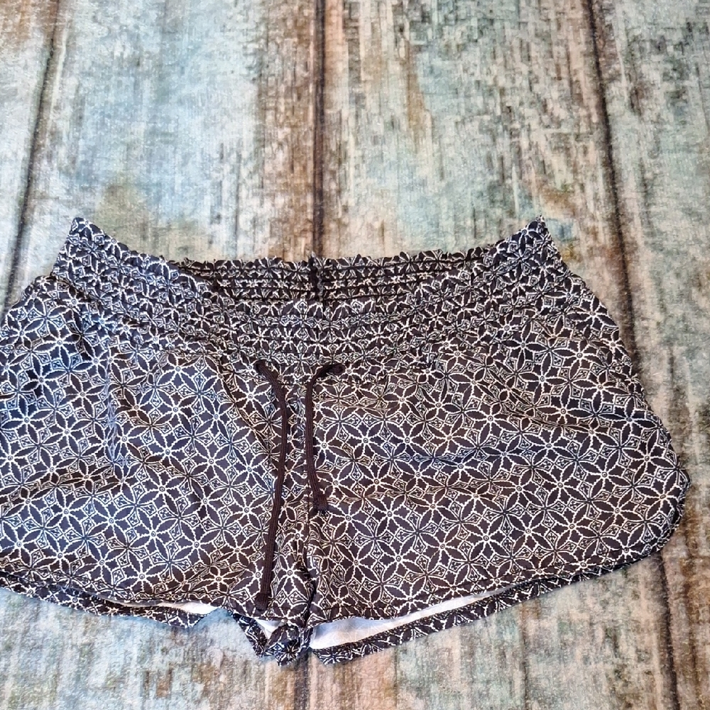 Old Navy Athletic Black and White Geometric Shorts. Size M